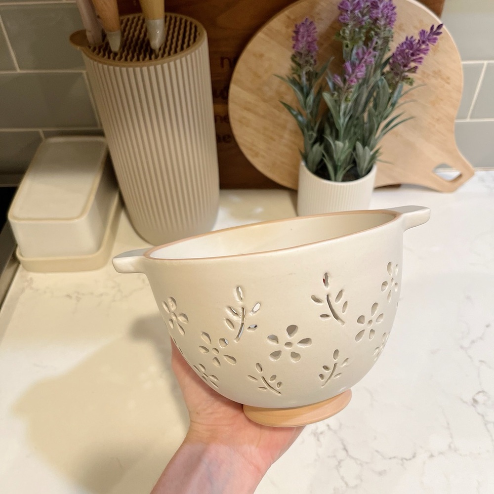 • dainty colander •
